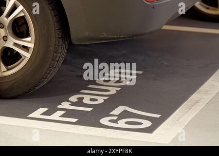 Parking pour femmes dans un parking souterrain Banque D'Images