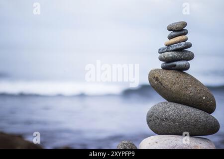 Close up photo d'un cairn de pierre à l'extérieur. Dans l'océan l'arrière-plan flou Banque D'Images