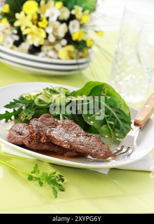 Pavé de boeuf avec salade verte Banque D'Images