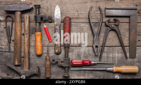 Ancien travailleur du bois outils sur une table en bois utilisé Banque D'Images