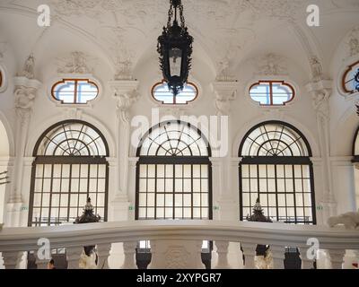 Wien, Autriche - 28 juillet 2023 : intérieur impressionnant de la salle dans le palais du Belvédère supérieur à Vienne avec escalier décoré de reliefs en stuc blanc, scu Banque D'Images