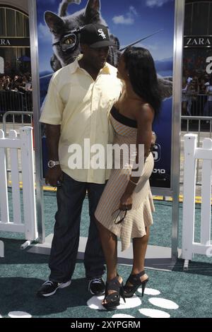 Michael Clarke Duncan et Omarosa Manigault lors de la première à Los Angeles de 'Cats and Dogs 2' qui s'est tenue au Grauman's Chinese Theatre à Hollywood, USA o Banque D'Images