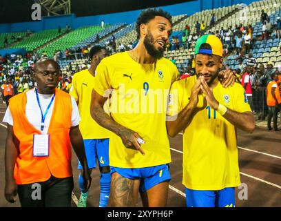 FRANCEVILLE, GABON - 11 JUIN : Pierre-Emerick Aubameyang et Jim Allevinah du Gabon lors du match de qualification pour la Coupe du monde de la FIFA 2026 entre le Gabon et Banque D'Images