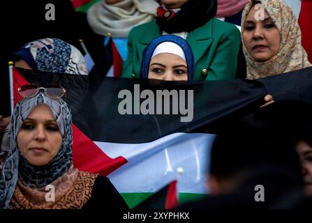 Khan Younis, bande de Gaza, Palestine, 29 mai 2022. Des Palestiniens organisent une manifestation dans la ville de Khan Younis, dans le sud de Gaza, pour protester contre la prise d'assaut de l'enceinte de la mosquée Al-Aqsa par des Juifs ultranationalistes tôt dimanche. Les Palestiniens de Khan Younis ont hissé le drapeau national et brûlé le drapeau israélien, pour condamner l'accès de centaines de Juifs escortés par les troupes israéliennes au complexe d'Al-Aqsa avant la marche du drapeau israélien à travers la vieille ville de Jérusalem Banque D'Images