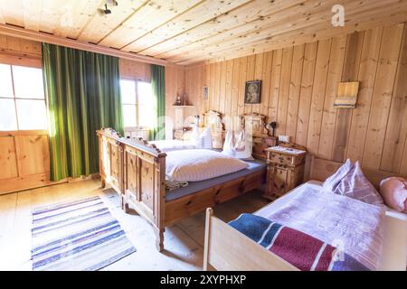 Intérieur d'une cabane ou cabane en bois rustique, Autriche, Europe Banque D'Images