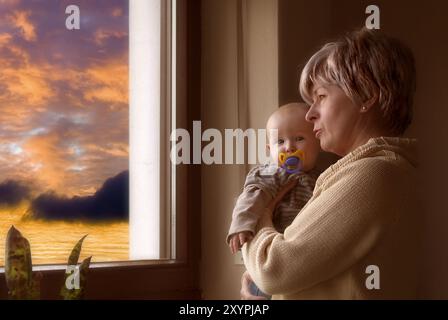 Grand-mère et sa petite-fille à regarder le coucher du soleil Banque D'Images