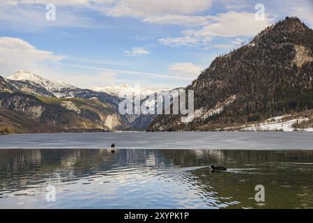 Paysage froid clair avec ciel bleu à Grundlsee, Autriche, hiver, lac gelé. Destination touristique, Europe Banque D'Images