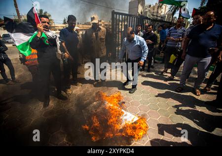 Khan Younis, bande de Gaza, Palestine, 29 mai 2022. Des Palestiniens organisent une manifestation dans la ville de Khan Younis, dans le sud de Gaza, pour protester contre la prise d'assaut de l'enceinte de la mosquée Al-Aqsa par des Juifs ultranationalistes tôt dimanche. Les Palestiniens de Khan Younis ont hissé le drapeau national et brûlé le drapeau israélien, pour condamner l'accès de centaines de Juifs escortés par les troupes israéliennes au complexe d'Al-Aqsa avant la marche du drapeau israélien à travers la vieille ville de Jérusalem Banque D'Images