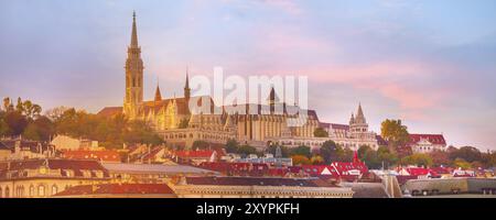 Bannière panoramique de Buda partie de Budapest, Hongrie avec église Saint-Matthias et Bastion des pêcheurs contre le ciel de coucher du soleil Banque D'Images