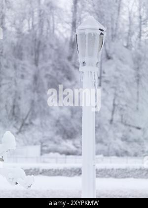 Lampadaire gelé dans une ville enneigée. Chutes du Niagara, Ontario, Canada, Amérique du Nord Banque D'Images