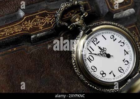 Antique montre de poche en laiton artistique nature morte dans le style victorien Banque D'Images