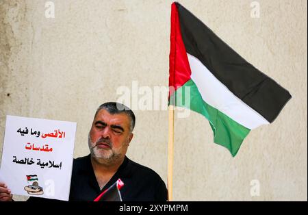 Gaza, Palestine, 29 mai 2022. Les Palestiniens brandissent leur drapeau national dans la ville de Gaza pour protester dimanche contre la marche du drapeau israélien dans la vieille ville de Jérusalem. La Marche du drapeau est un événement annuel marquant la prise de Jérusalem-est par Israël en 1967, avec des nationalistes israéliens de droite chantant et dansant pendant le rassemblement et insultant les Palestiniens. La tension déjà élevée dans la région a été aggravée par la prise d'assaut par des ultranationalistes israéliens et des colons israéliens de l'enceinte de la mosquée Al-Aqsa, avant et pendant la marche Banque D'Images