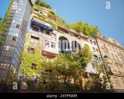 Wien, Autriche - 28 juillet 2023 : Hundertwasser Haus à Vienne, Autriche. Extérieur coloré décoré d'un immeuble dans le centre-ville de Vienne. Banque D'Images