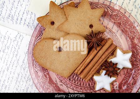 Pain d'épices et étoiles à la cannelle sur des assiettes avec des épices Banque D'Images