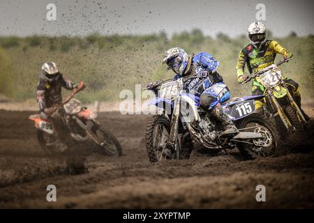 3 cavaliers sur la piste de motocross Banque D'Images