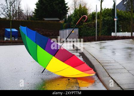 Parapluie coloré couché dans la rue Banque D'Images