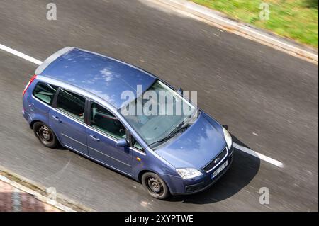 OSTRAVA, RÉPUBLIQUE TCHÈQUE - 12 JUILLET 2024 : Ford C-Max monospace avec acier noir, effet flou de mouvement Banque D'Images