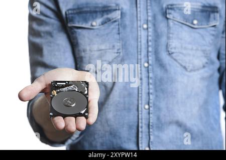 La main de l'homme tient un disque dur de 2,5 pouces. Il pointe vers le disque dur. Vue de l'arrière du disque dur, depuis la carte de circuit imprimé. Isolé sur fond blanc Banque D'Images