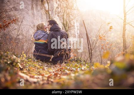 Couple aimant jouit de la vue sur la montagne, de beaux paysages avec le coucher du soleil, l'automne Banque D'Images