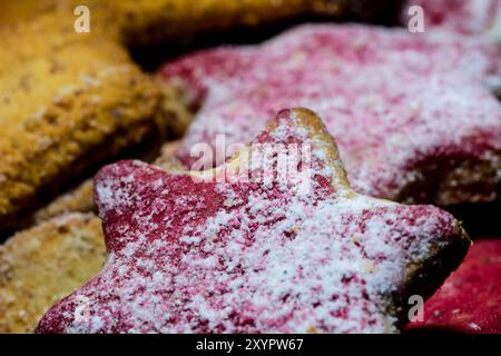 Biscuits de Noël disposés sur des assiettes Banque D'Images