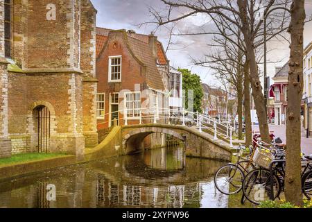 Delft, Pays-Bas vue sur la rue avec maisons hollandaises traditionnelles, pont, canal dans le centre-ville de la ville populaire de Hollande Banque D'Images