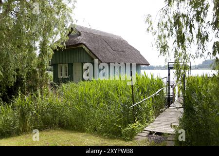 Petite maison en bois sur le Mueritz, Mecklembourg-Poméranie occidentale, Allemagne, Europe Banque D'Images