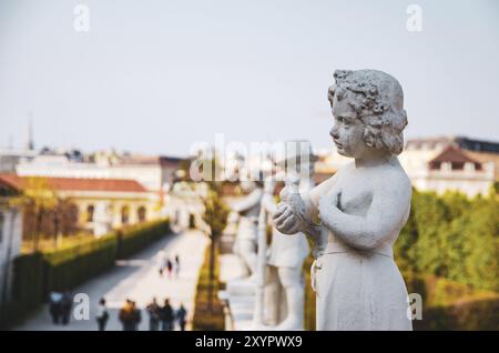 Le Palais du Belvédère à Vienne, Autriche statues baroques at Fountain Banque D'Images