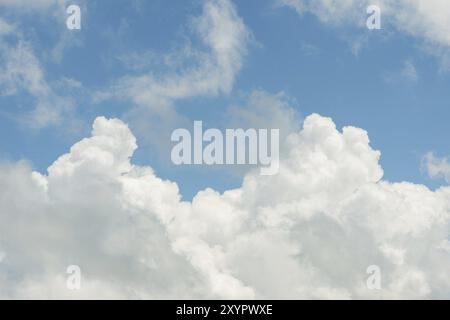 Nuages blancs (cumulus) contre le ciel bleu. Le concept de météo Banque D'Images