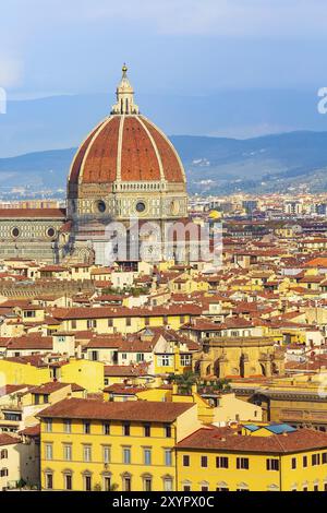 Vue aérienne des bâtiments médiévaux historiques avec le dôme Duomo Santa Maria Del Fiore dans la vieille ville de Florence, Italie, Europe Banque D'Images