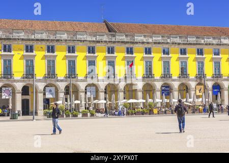 Lisbonne, Portugal, 27 mars 2018 : Praca do Comercio ou place du commerce, vue sur les gens et les maisons, Europe Banque D'Images