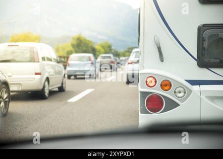 Voitures sur une autoroute, embouteillages en été Banque D'Images