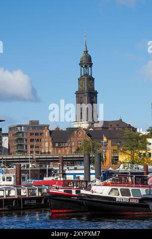 Hambourg-Allemagne. Hambourg. Été à Hambourg Landungsbruecken avec vue sur l'église de Michaels coulé. 10 août 2013 Banque D'Images