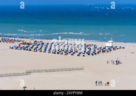 Plage de baignade avec chaises longues, Warnemuende, Mecklembourg-Poméranie occidentale, Allemagne, Europe Banque D'Images