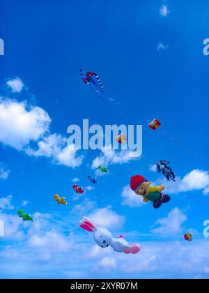 Allemagne, Norddeich, Frise orientale. Cerfs-volants colorés pendant le festival annuel traditionnel de cerf-volant sur la prairie de cerf-volant à Norddeich . 23 août 2023 Banque D'Images