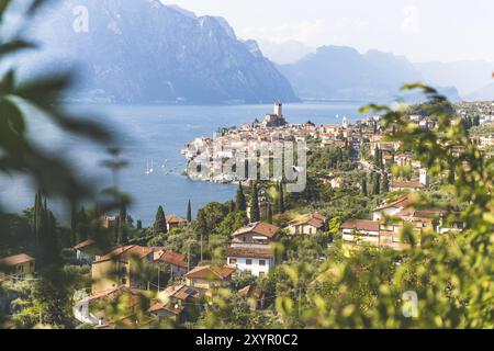 Joli village italien idyllique et lac capturé d'en haut. Malcesine au lago di Garda Banque D'Images