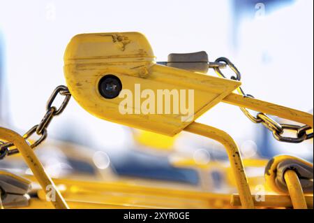 Serrure à douille d'un chariot à provisions jaune Banque D'Images