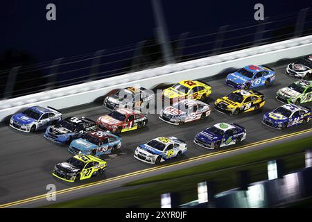 01 juillet 2017, Daytona Beach, FL, USA : Paul Menard (27 ans) mène le peloton lors du Coke Zero 400 au Daytona International Speedway à Daytona Beach, FL Banque D'Images