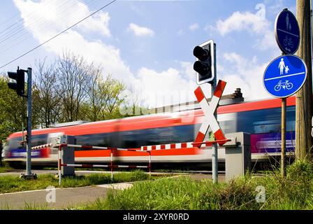 Le train régional passe les passages à niveau Banque D'Images