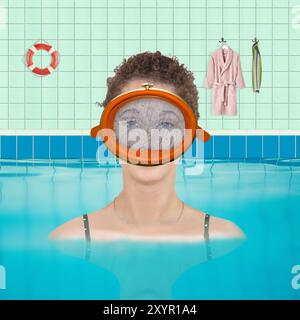 Femme dans la piscine intérieure avec des lunettes de plongée Banque D'Images