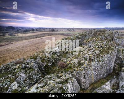 Hoelzlstein près d'Oggau et petite chapelle dans le paysage Banque D'Images