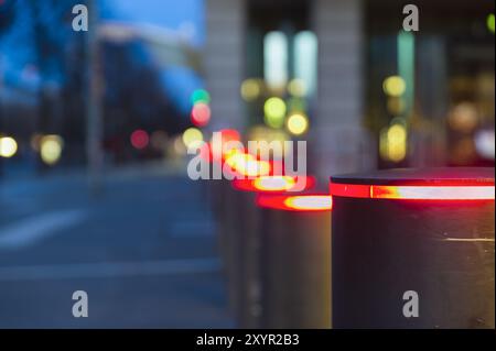 Gros plan des bornes à l'entrée de la Wilhelmstrasse devant l'ambassade britannique. Prise de vue nocturne Banque D'Images