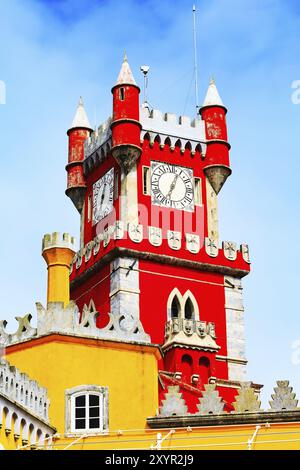 Sintra, Portugal monument, le rouge et jaune tour de l'horloge à Palais de Pena close-up Vue détaillée Banque D'Images