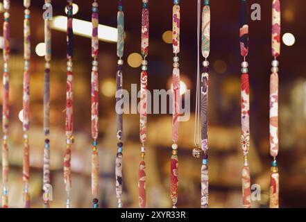 Gros plan artistique de kofu kimono coloré décoratif des chaînes à un obijime souvenirs japonais de l'entrée du magasin sur Matsubara dori dans Higashiyama, Kyo Banque D'Images