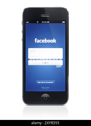 Écran d'accueil de l'application Facebook sur l'écran de l'Apple iPhone 5. Isolé sur fond blanc avec chemin de détourage Banque D'Images