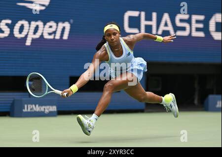 New York, États-Unis. 30 août 2024. Coco Gauff, des États-Unis, joue contre Elina Svitolina, de l'Ukraine, dans la troisième ronde en simple féminin lors de l'US Open 2024 au USTA Billie Jean King National Tennis Center, New York, NY, le 29 août 2024. (Photo par Anthony Behar/Sipa USA) crédit : Sipa USA/Alamy Live News Banque D'Images