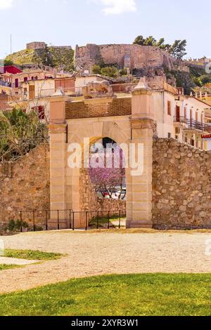 Château forteresse Palamidi sur le sommet de la colline et l'arc à Nauplie ou Nauplie, Péloponnèse, Grèce, Europe Banque D'Images