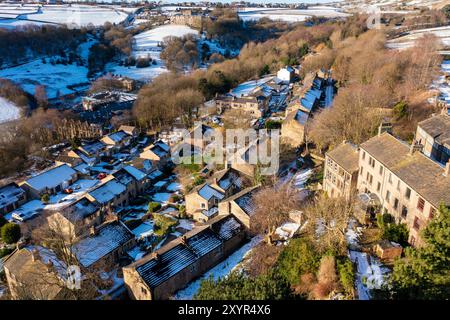 Photo drone aérienne du village de Golcar dans le West Yorkshire, en Angleterre, Huddersfield au Royaume-Uni montrant les propriétés résidentielles en hiver TI Banque D'Images