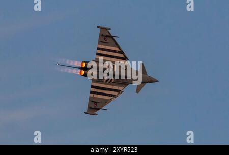 Bournemouth, Dorset, Royaume-Uni. 30 août 2024. Un Eurofighter Typhoon FGR.4 de la RAF piloté par le Flight Lieutenant David 'Turbo' Turnbull du 29 Squadron basé à la RAF Coningsby dans le Lincolnshire présente un spectacle aérien éblouissant au crépuscule au Bournemouth Air Festival. Le schéma de peinture de chasseur de jour de l'ère Aircraft 1944 rappelle un Hawker Typhoon du 257e Escadron. Cet avion est affectueusement connu sous le nom de « Moggy ». Crédit : Stuart Robertson/Alamy Live News. Banque D'Images