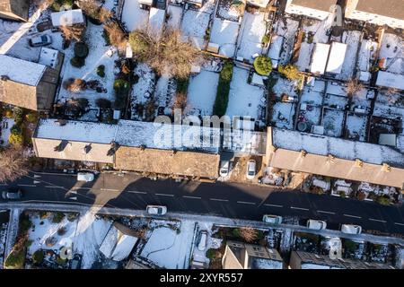 Photo drone aérienne du village de Golcar dans le West Yorkshire, en Angleterre, Huddersfield au Royaume-Uni montrant les propriétés résidentielles en hiver TI Banque D'Images