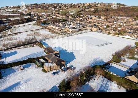 Photo drone aérienne du village de Golcar dans le West Yorkshire, en Angleterre, Huddersfield au Royaume-Uni montrant les propriétés résidentielles en hiver TI Banque D'Images